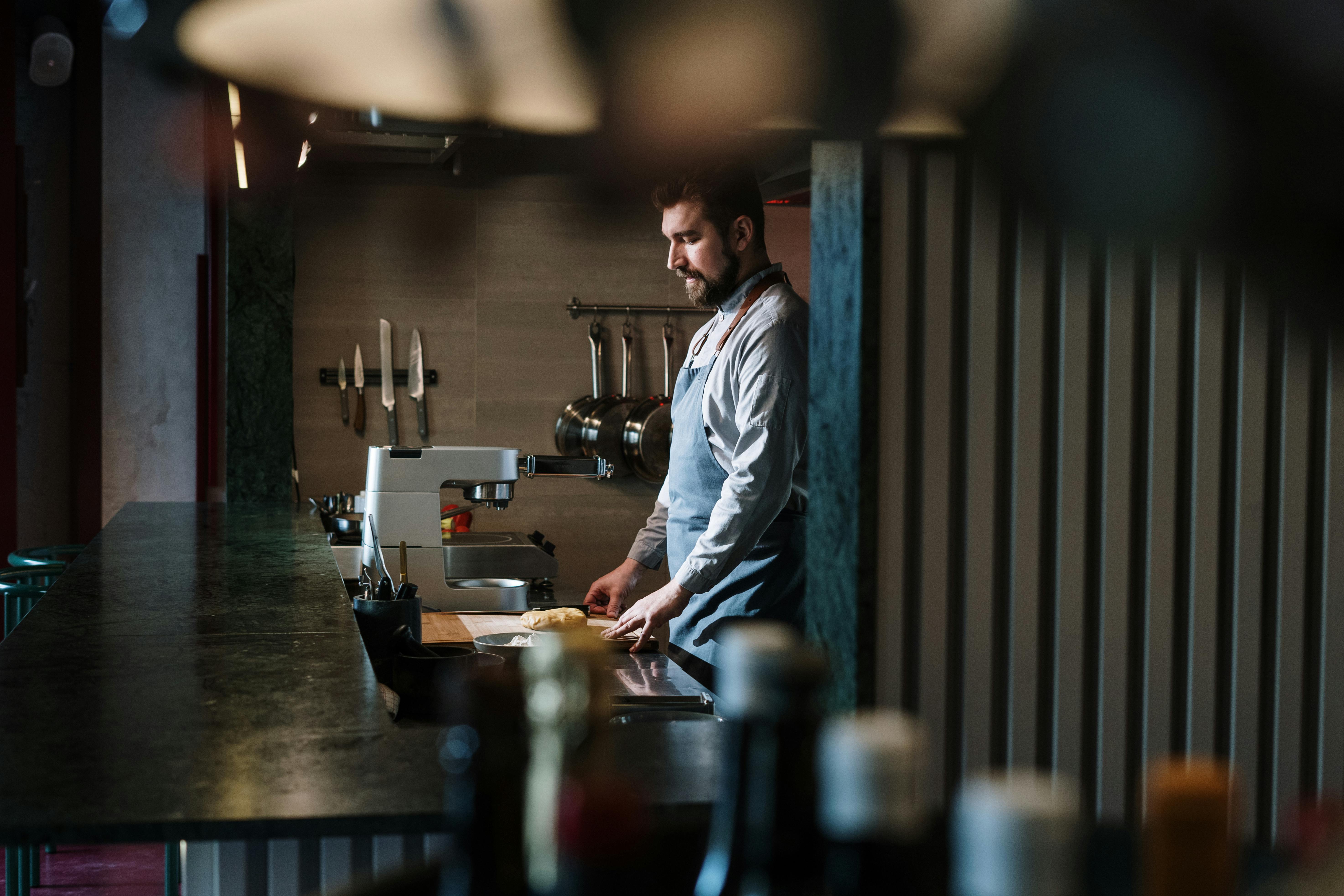 Dono de restaurante sozinho no balcão, isolado